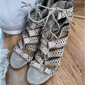 Size 8 tie up leather upper Steve Madden open toe shoes